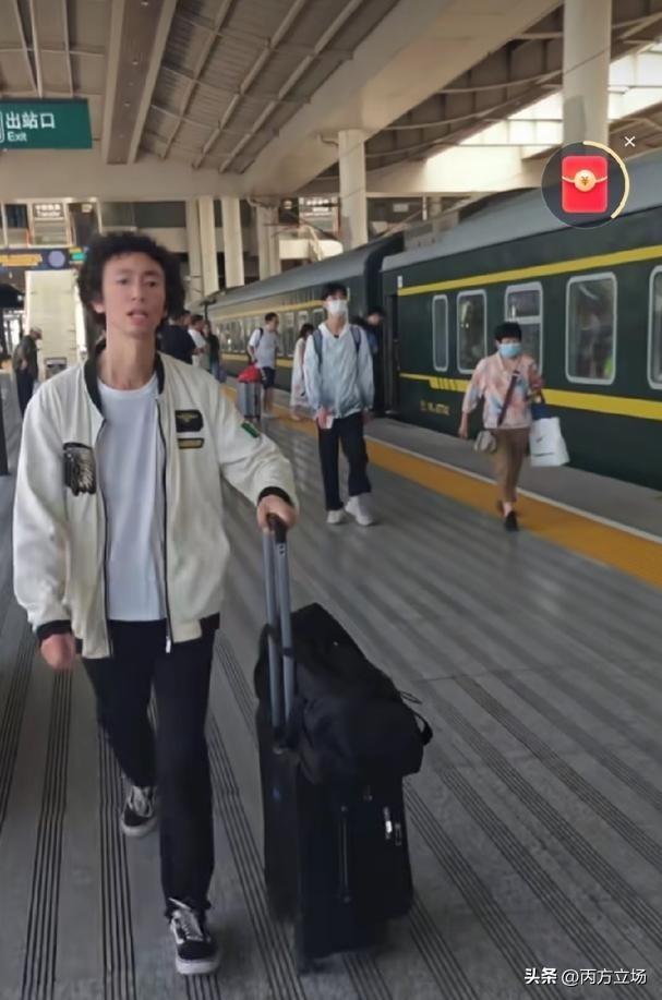 粉丝爆料，说在汉中火车站碰见了国际巨星庞麦郎。没助理没保镖，就自个儿穿件白外套，