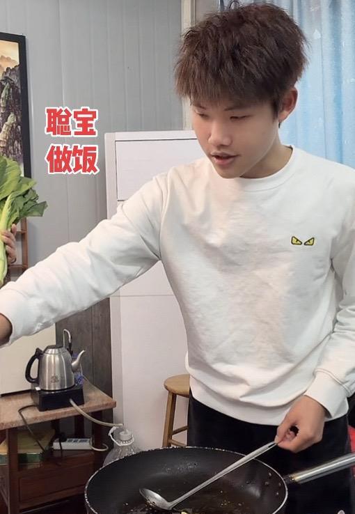 叶锐聪在家的真实地位，算是被我看穿了。
奶奶家的8个孙辈一到齐，他就根本不是什么