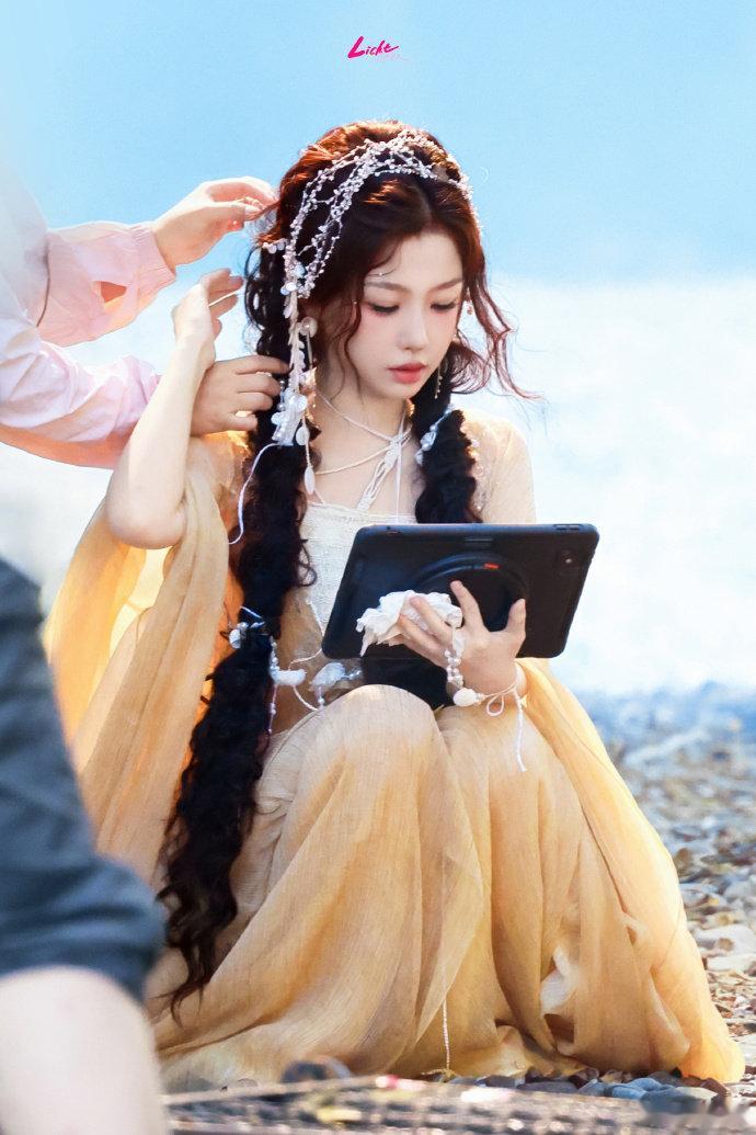 虞书欣新剧神女造型虞书欣这身衣服颜色选得太妙了，浅棕配绿植，仙气感直接拉满！虞书