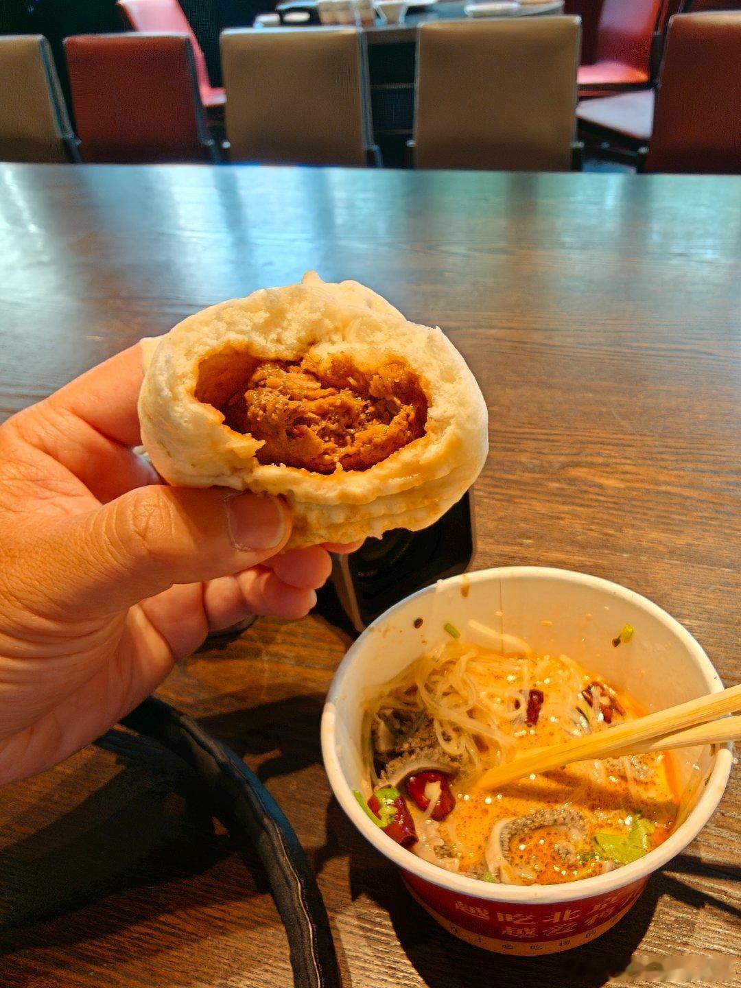 牛肉大葱包子搭配爆肚，老北京早餐太满足啦 