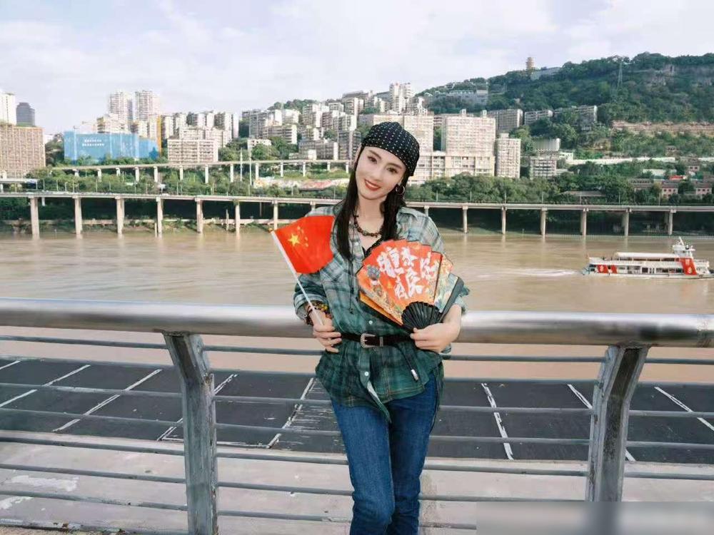 张柏芝丝毫不受向太的影响，今天早上9点晒出了一张个人美照，照片中她右手拿着一面小