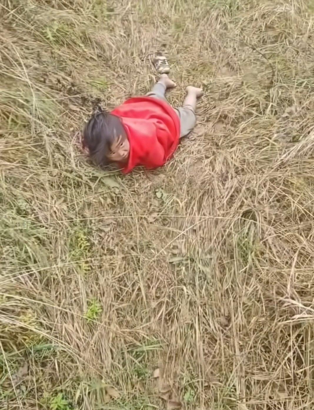 44小时生死搜寻，荒野中一抹红色成最后希望！女童开口第一句话让全网泪崩

深秋的