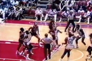乔丹的这个接球三分线内运一步球扣篮真干脆！
