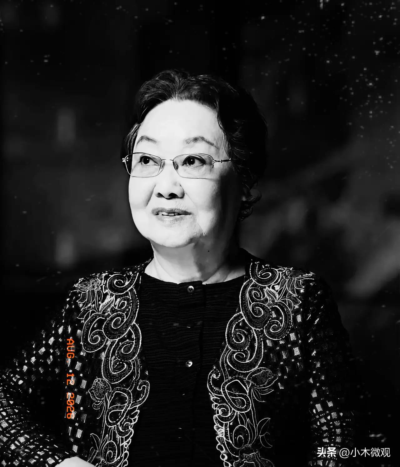 差距太大了，一目了然。
郭兰英老师的离去，也让我们重新审视当下文艺圈的价值取向…