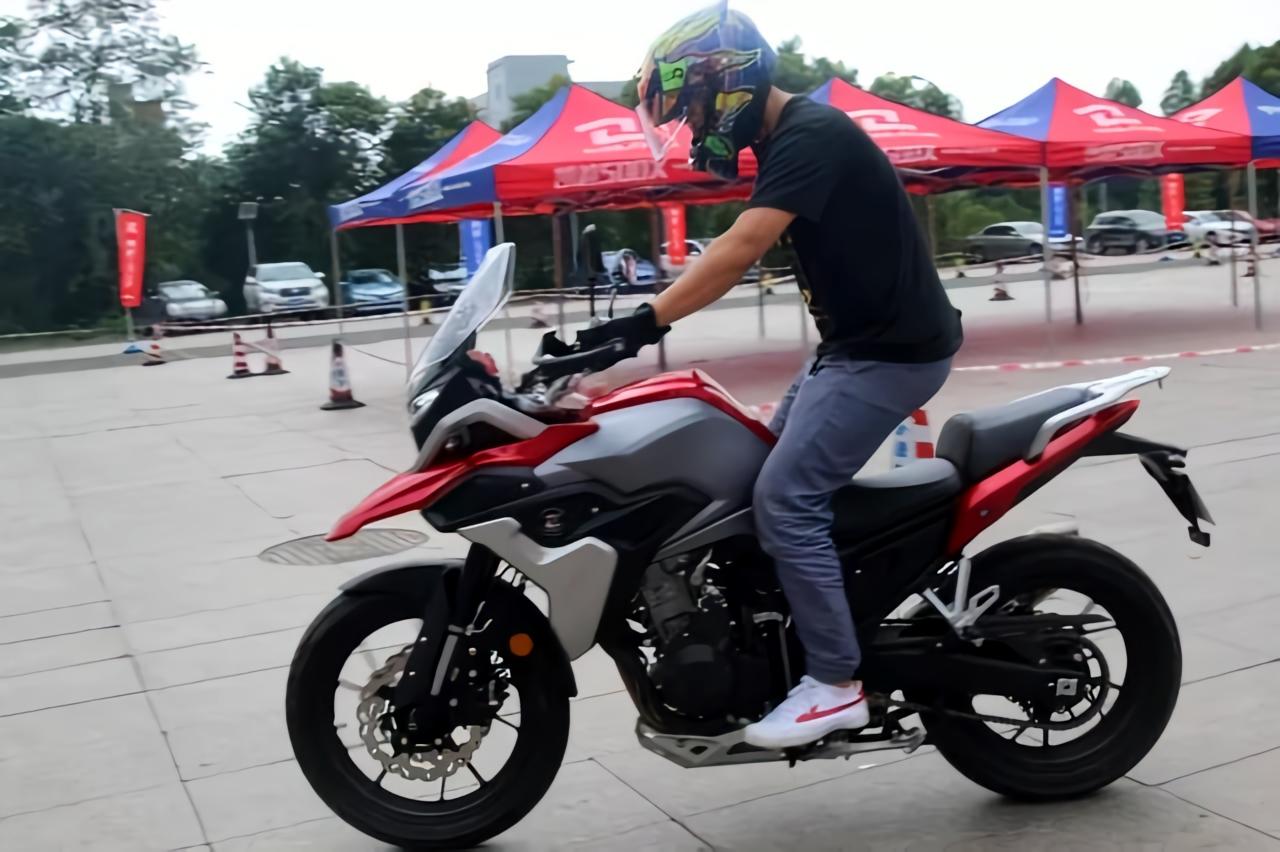 成功的秘诀是什么？看看张雪的故事你就懂了。初中毕业，当同学谈着高大上的梦想，他却