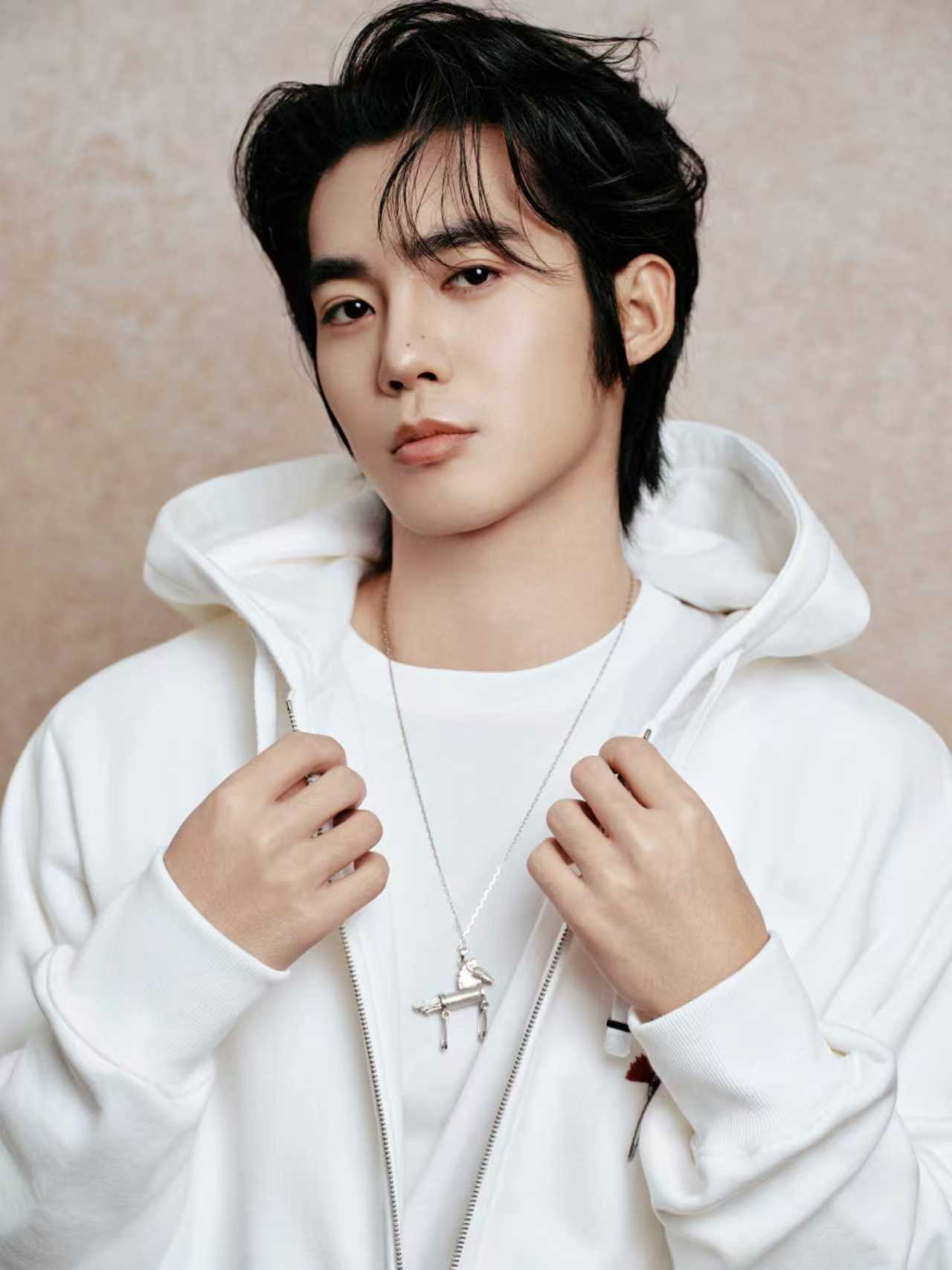 于适 × Dior秀场之外，风格延续。品牌大使于适释出一组造型新片，身着Dior