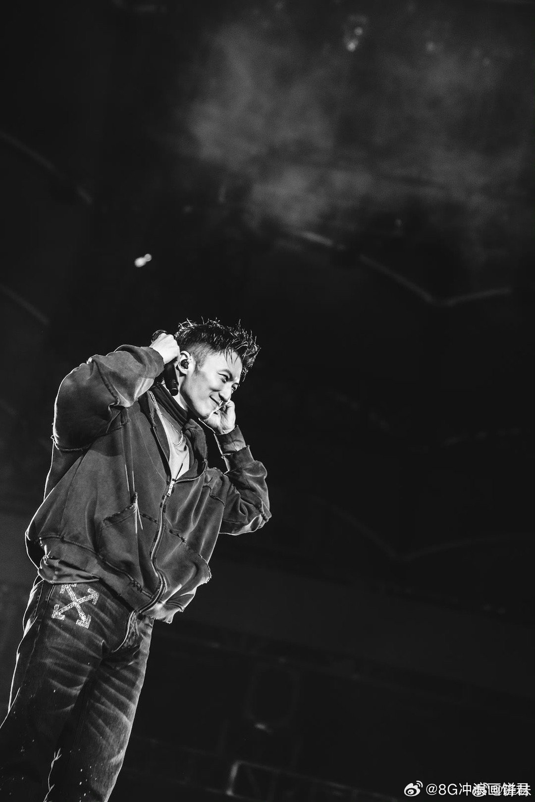 谢霆锋终于对鸟巢下手了从23年前的北京首唱，到今天站上鸟巢舞台，这不就是“进化”