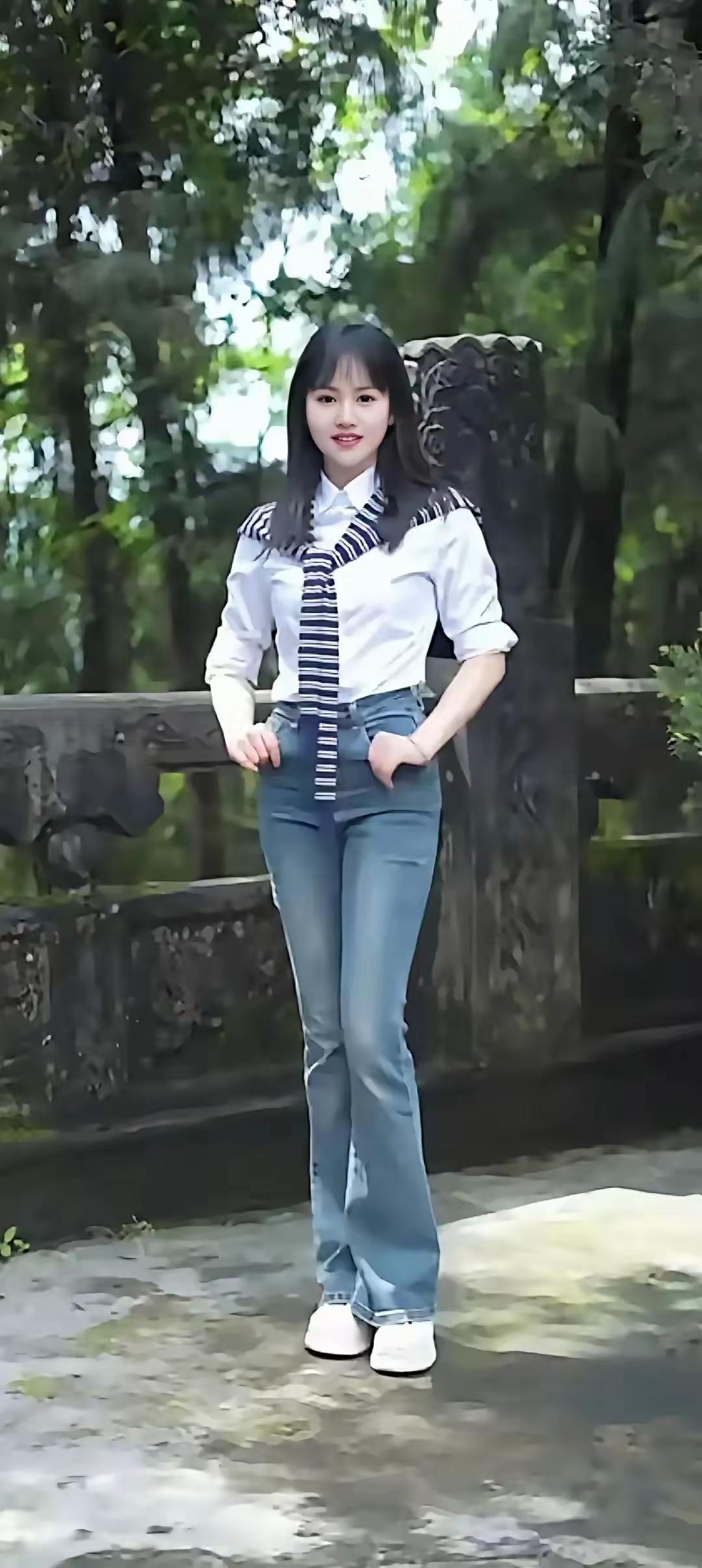 夏日清新穿搭指南，白色衬衫+牛仔裤，轻松自在！🌞👗👖