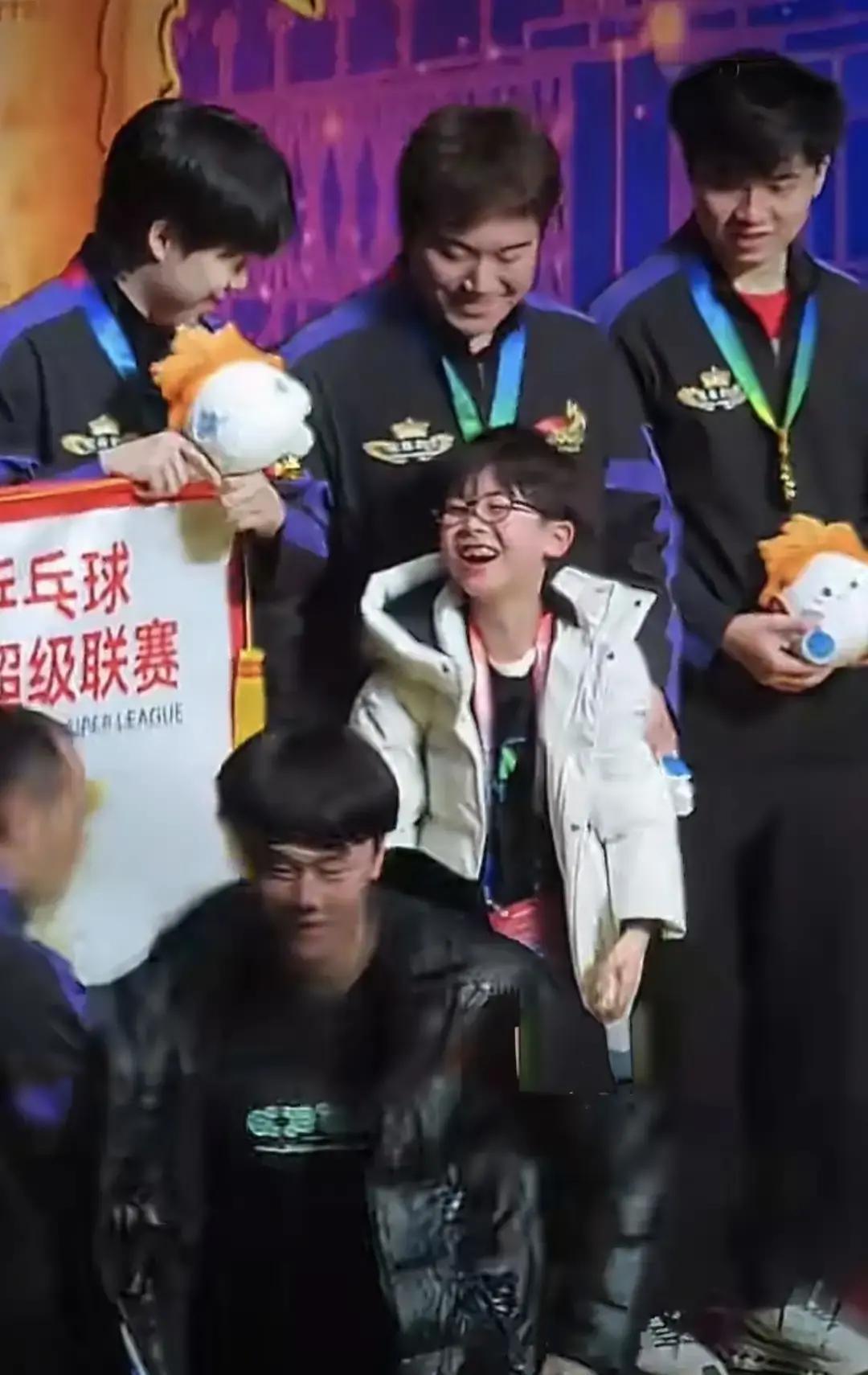 凉皮娃一句姑父，王楚钦秒变邻家哥
 
现场视频里，小男孩举着凉皮袋子冲他喊，声音