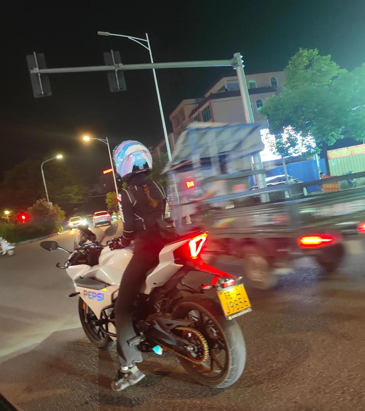  回家路上遇到个机车美女，她还跟我打招呼了，不知道是不是网红机车美女，身材是真的