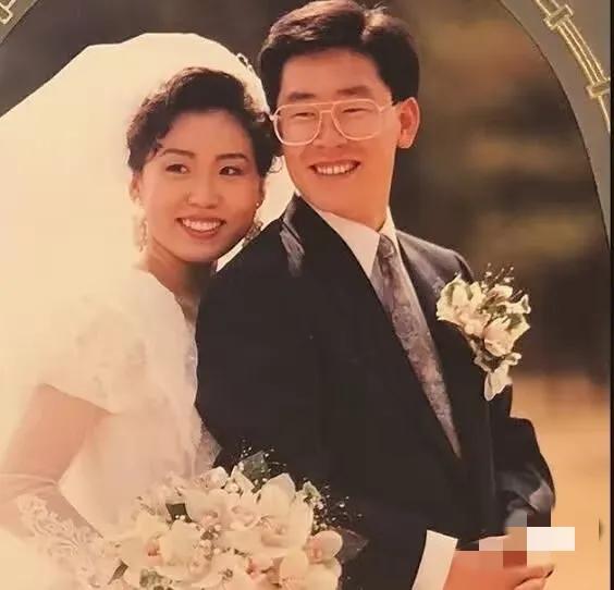 看了李在明和老婆相亲的故事，
终于知道他为啥翻墙了！年轻的时候脑回路就很抽象了！