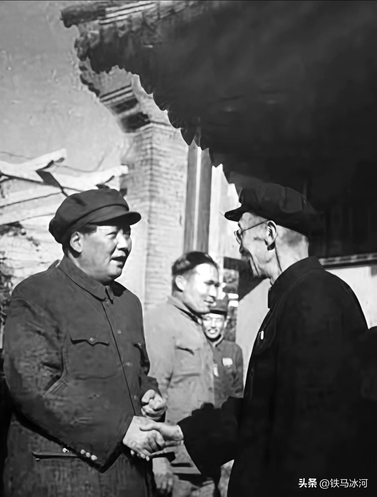 🍁1951年政协会议期间，毛主席与山西代表刘少白亲切握手交谈。

刘少白是晋绥