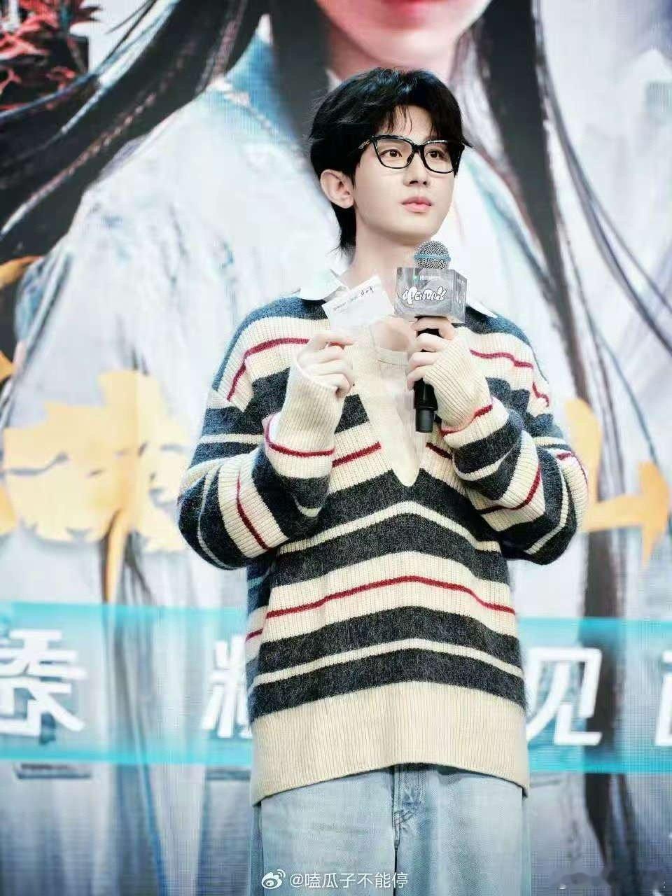 成毅黑框眼镜plog成毅共探精彩剧情成毅黑框眼镜plog，爱了，[爱你][爱你]