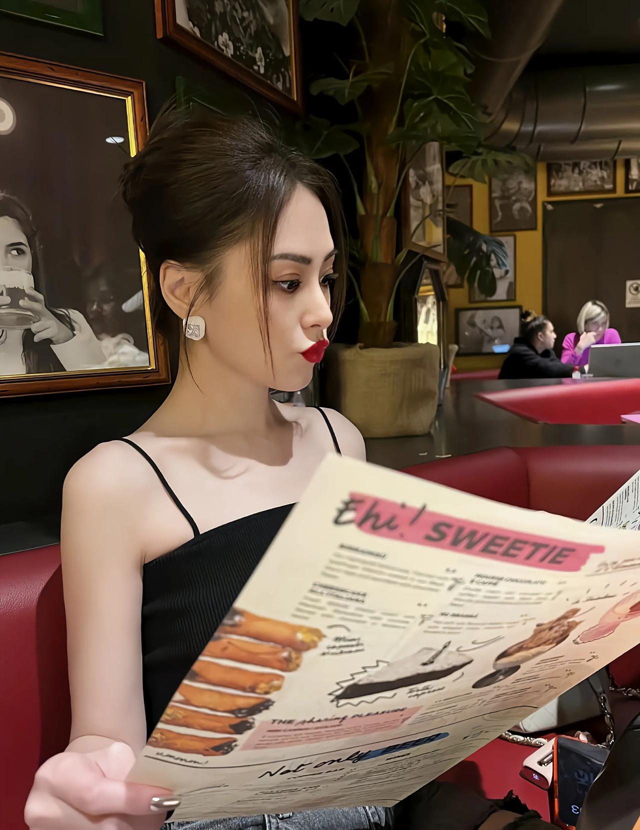 钟欣潼还是瘦下来好看，怪不得女生都想要瘦瘦的身材。
阿娇坐在那里，头发盘起，化着
