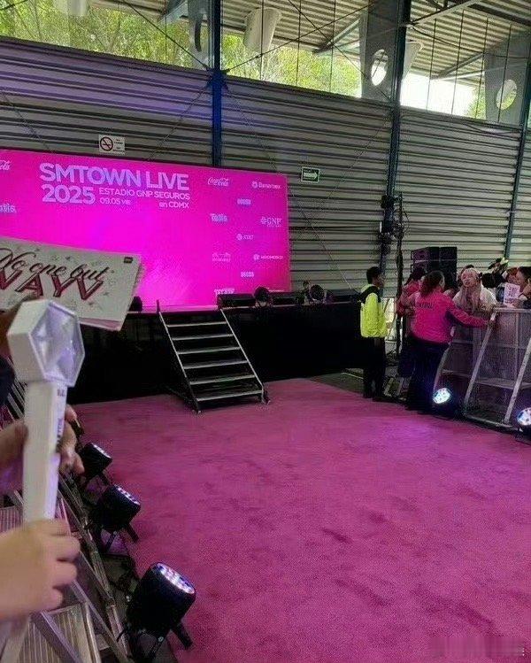 SMTOWN乡村红毯SMTOWN红毯布置SMTOWN红毯布置，好穷酸，[偷笑][