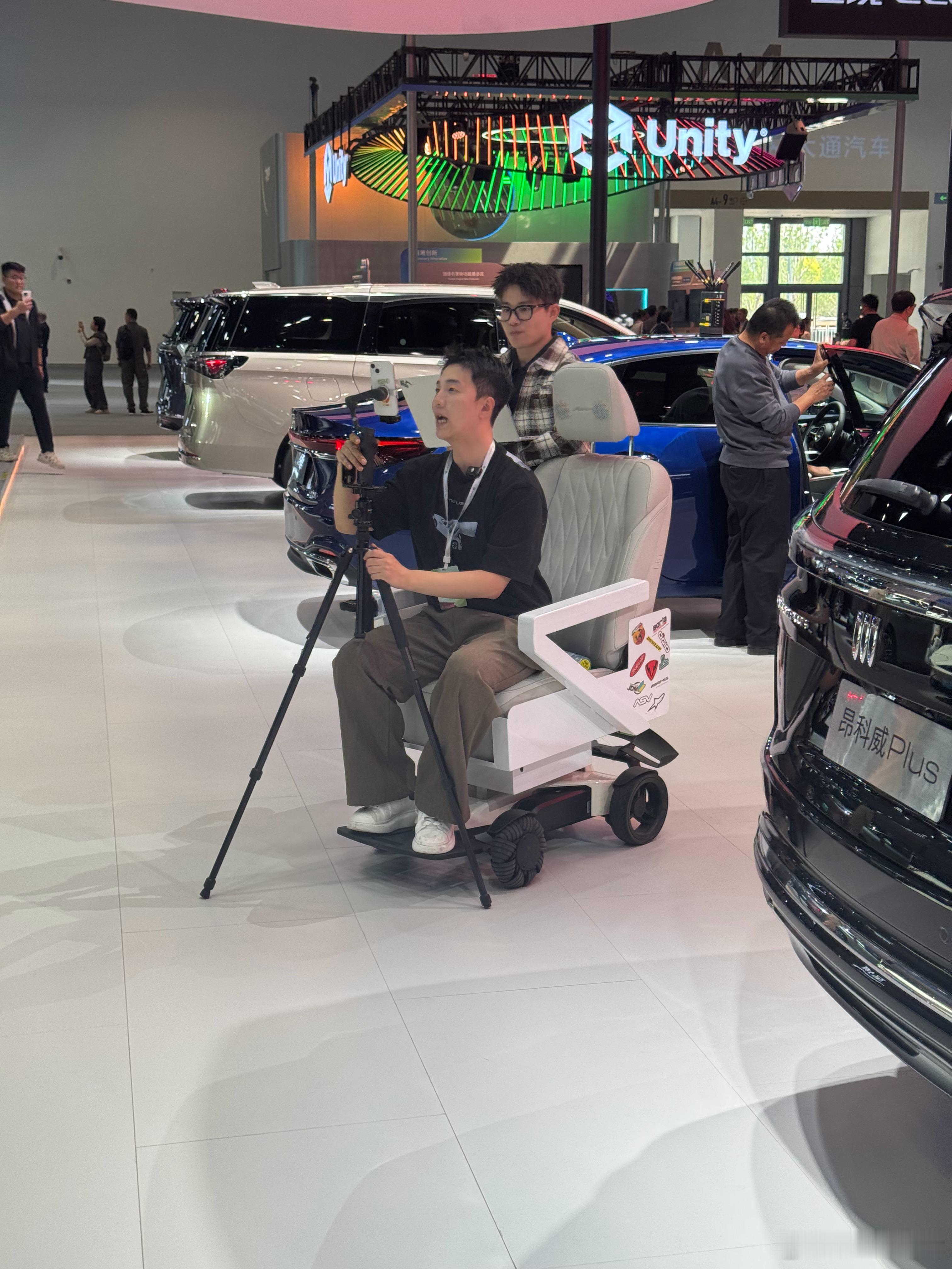 别克的主播是最舒服的，坐在极度舒适的大沙发上工作，真得劲我与汽车的日常