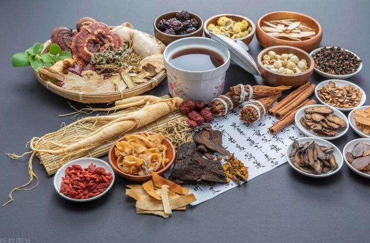 脾湿头汗多，肝湿大腿根汗，肾湿浑身汗！

第一个，脾湿头汗多，额头爱出汗，头发容