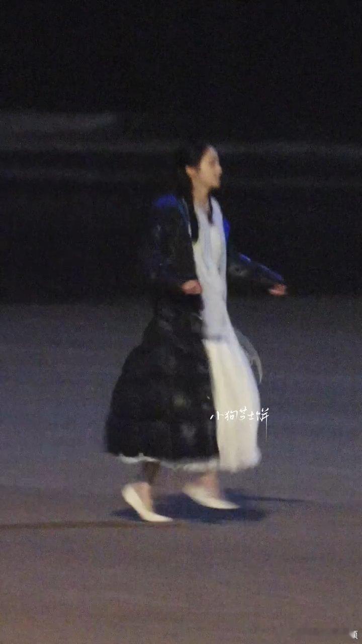关晓彤关晓彤海边穿羽绒服关晓彤海边穿羽绒服跑步取暖 关晓彤《我与爱同谋》海边路透