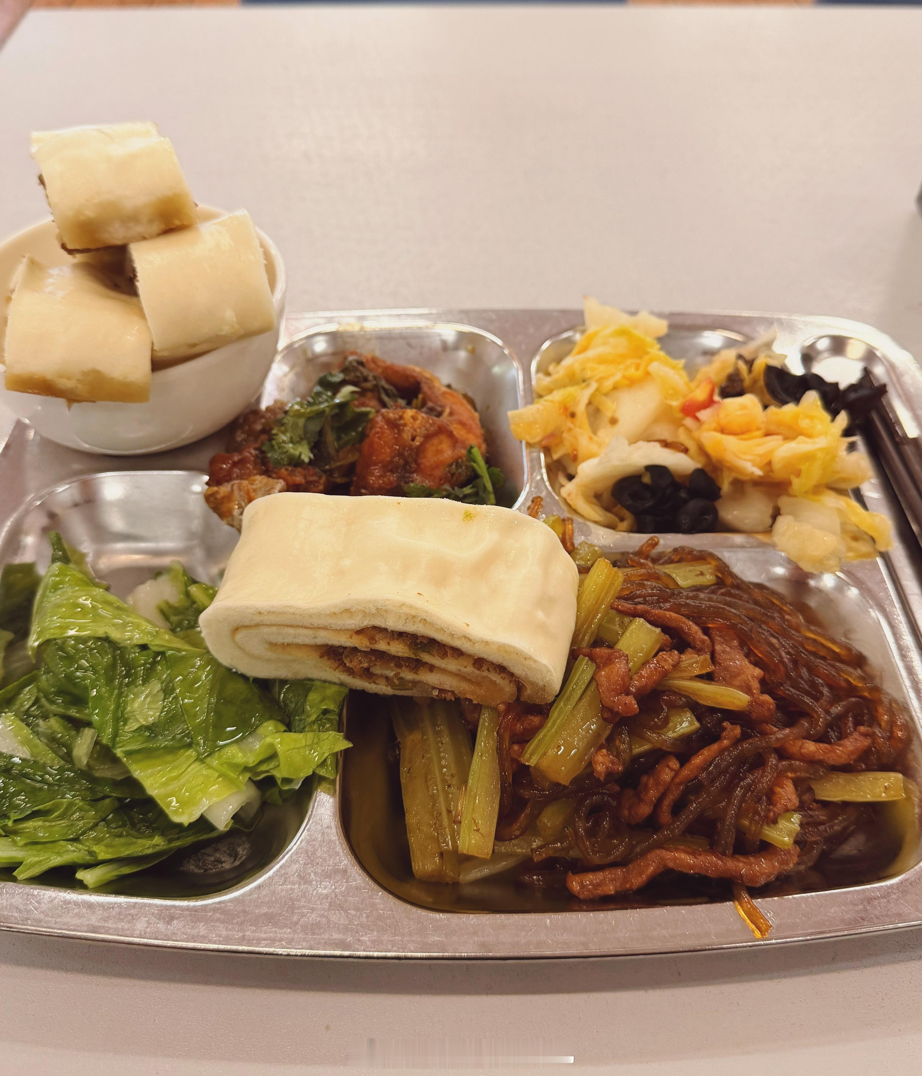 食堂没啥好吃的，南方的宝宝们知道这个主食叫什么吗？ 