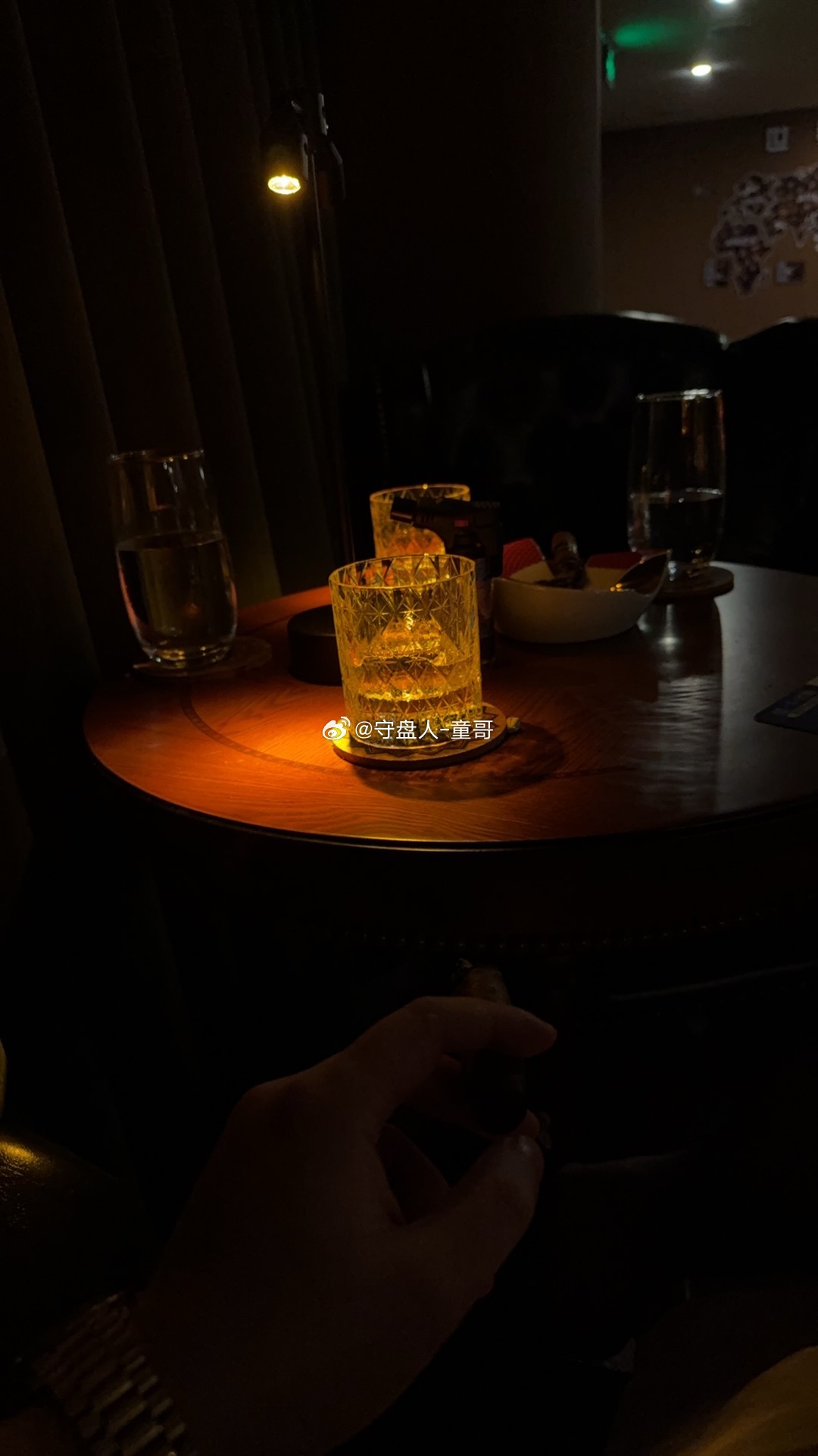 一杯酒一支茄，灵魂的宣泄口！日常约上老友在店里坐坐，这是童哥为数不多的休闲时刻，