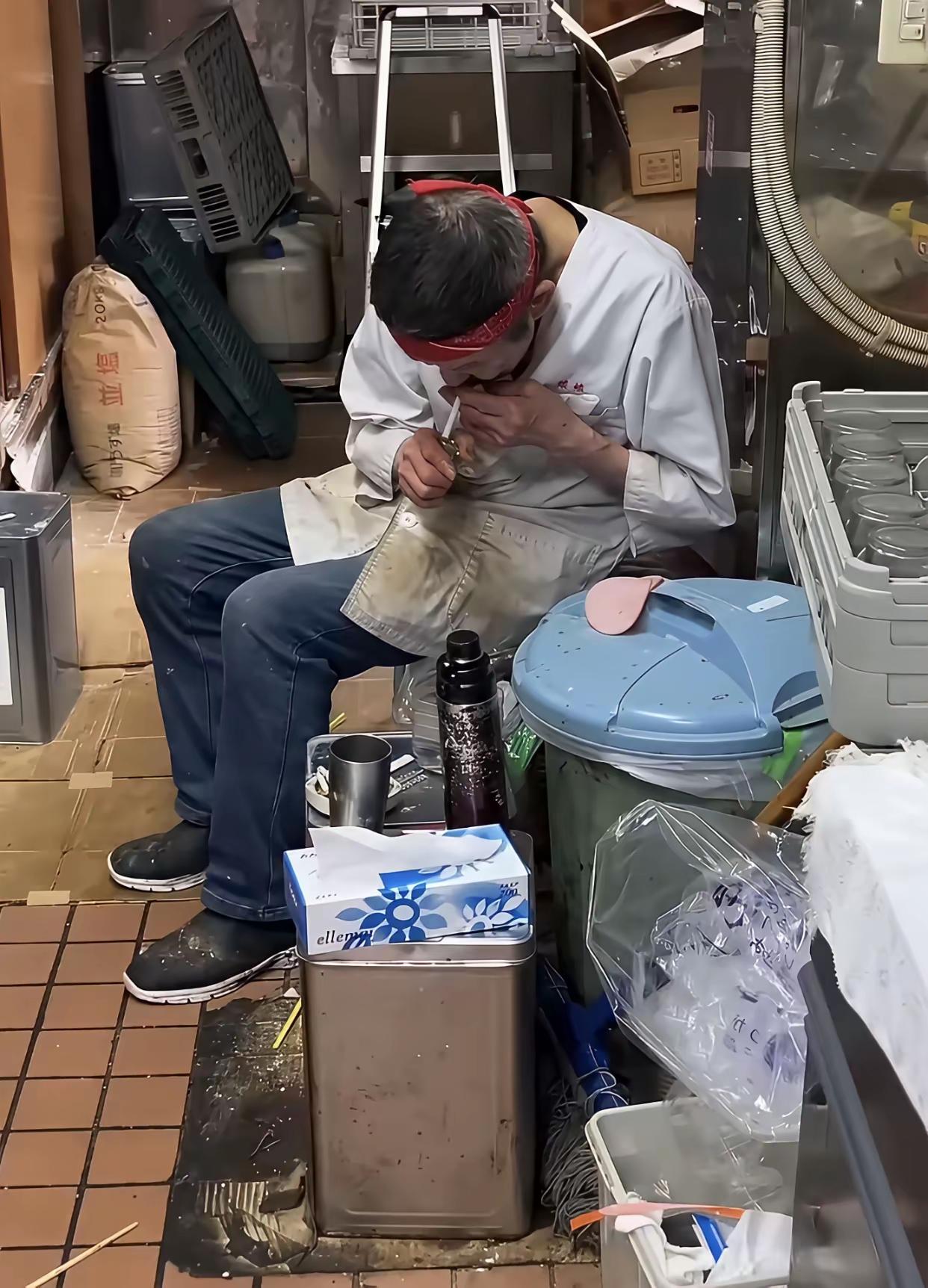 刚看一个直播

博主说日本必须去，理由是日本的服务员都是仰视你的。

他说必须在