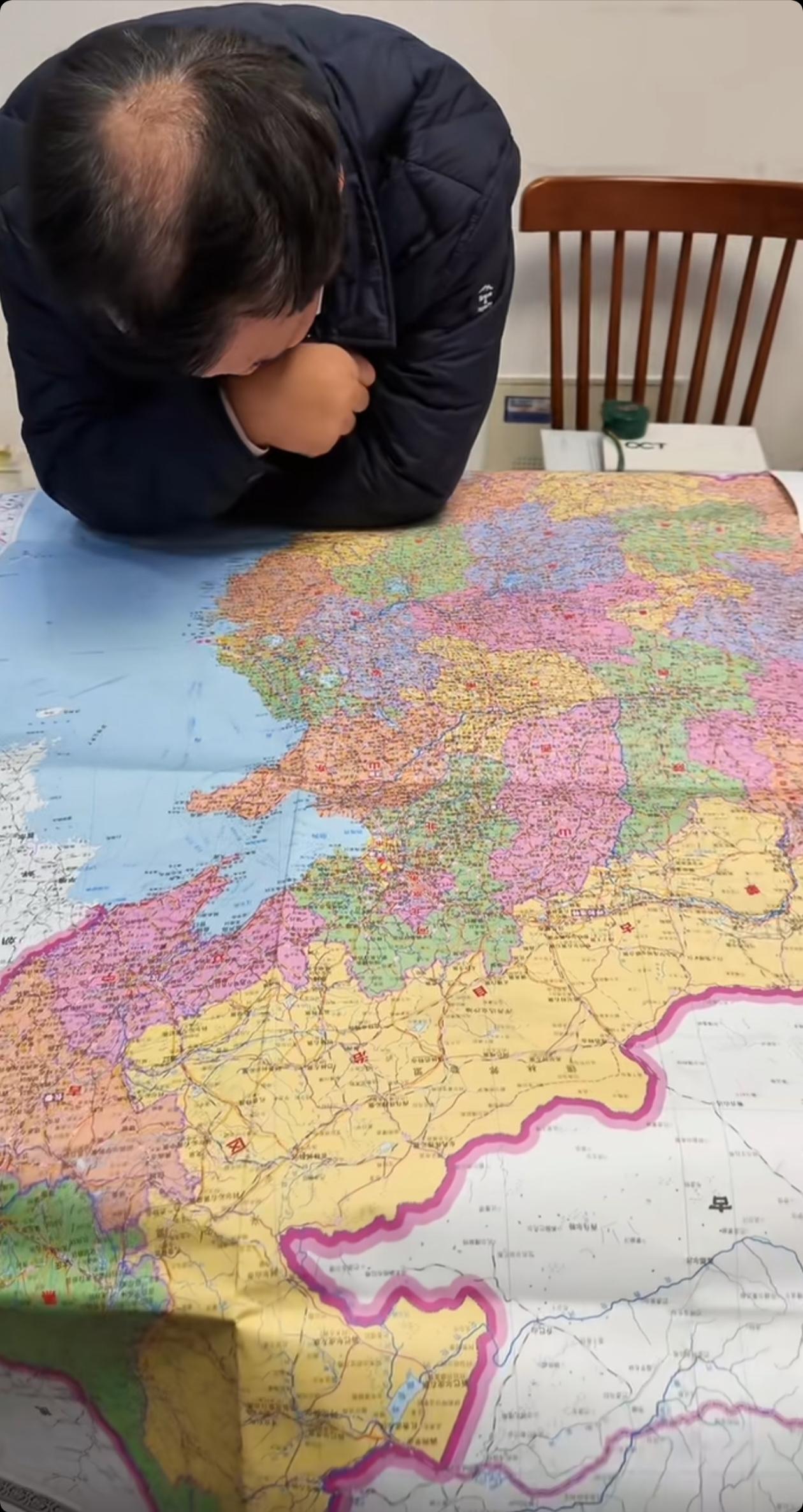 沈巍深夜看地图，琢磨着“天下大计”，下一站究竟去哪里呢？杭州也不能久留吧，至于上