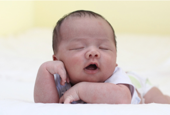 #儿童健康守护计划#  宝宝4个月开始，要坚持白天小睡和晚上入睡，有固定的常规、