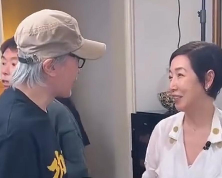 周星驰近期“破天荒”接受访谈，这个“秘密”其实就藏在 “情谊”与“热爱” 这两个