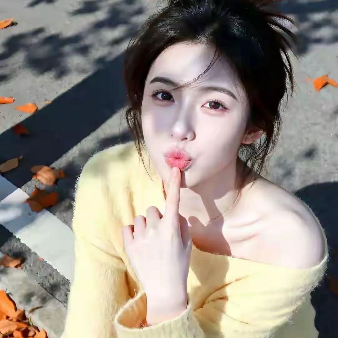 阳光下的俏皮女孩，用指尖触碰秋天🍂秋日少女照  早春阳光女孩 秋日美女 手指美