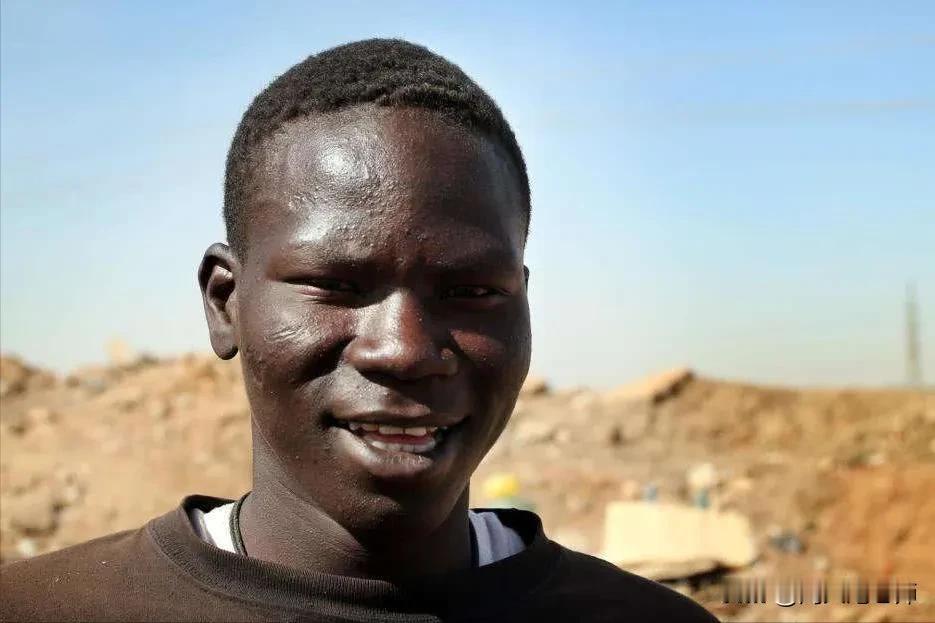 非洲小伙子皮尔来中国做生意，没两个月就打道回国了。
同部落的人问：“你怎么回来了