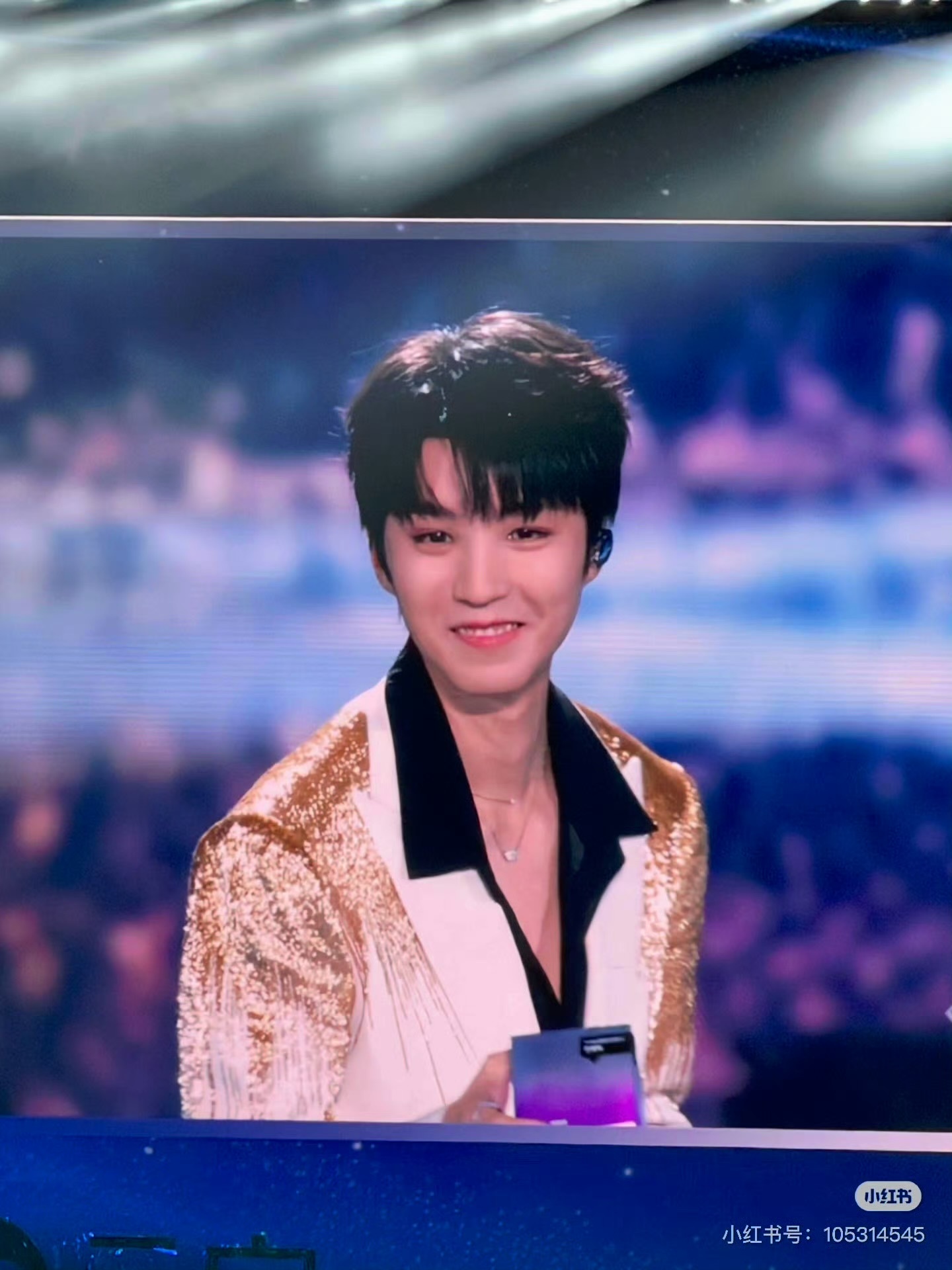 王俊凯巅峰之夜和粉丝拍合照没一个能打的🙉 