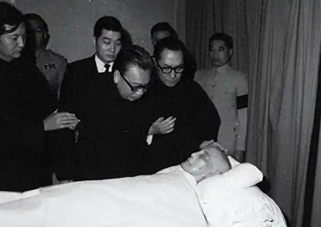 蒋介石临终前告诉蒋经国：我这一生只敬佩一人，畏惧两人！

人到合上眼皮那几天，说