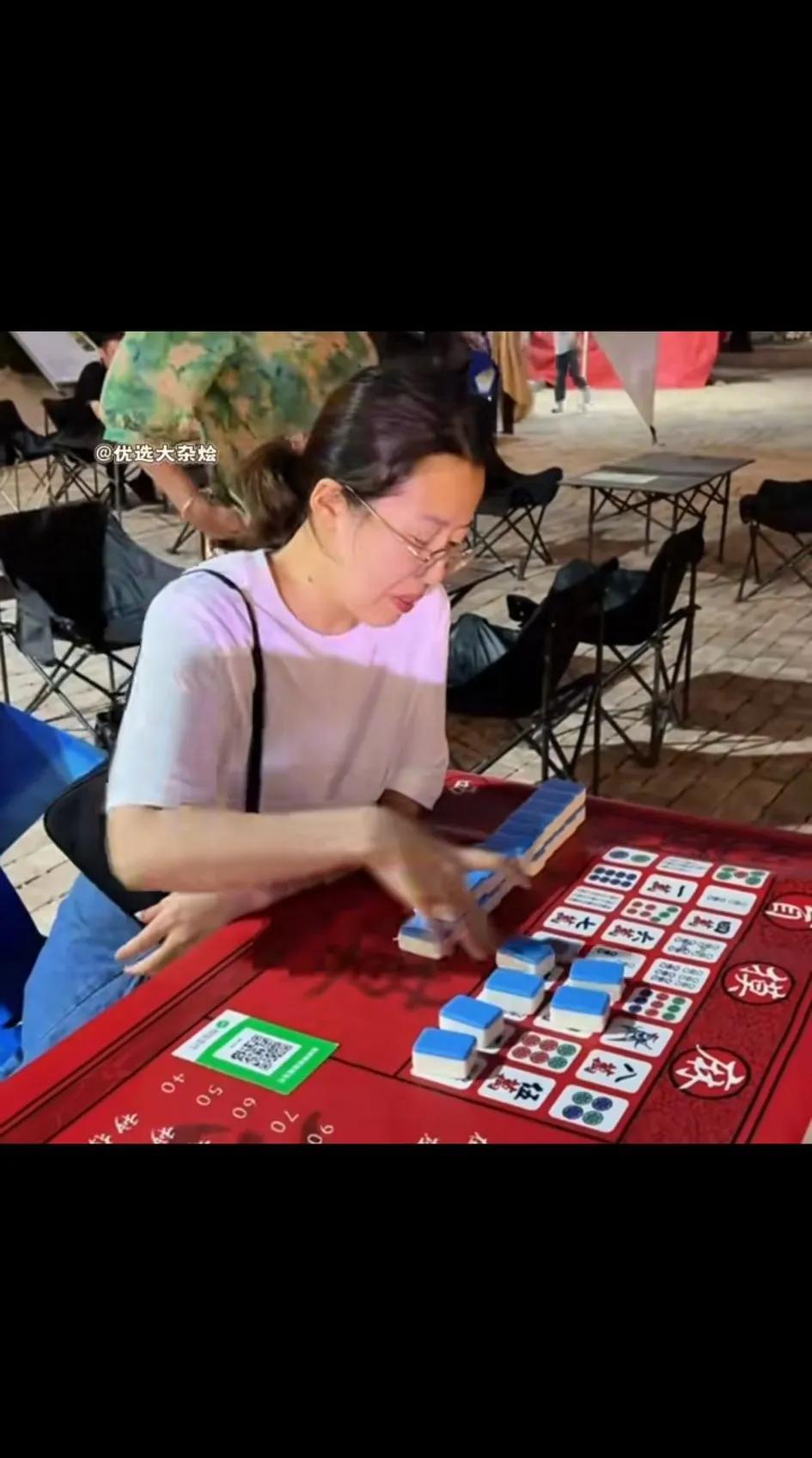 这女的敢来挑战摸麻将，绝对是个会过日子的好老婆！