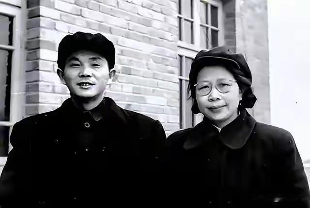 延安结缘、风雨四十年，晚年一纸离婚书！舒同与石澜的悲情革命婚姻
 
1978年5