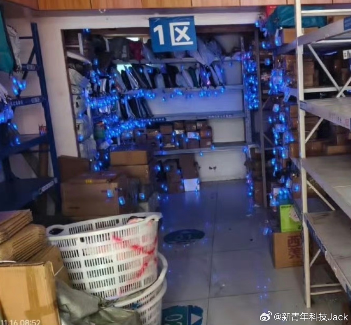 亮灯取件方式记得之前都是让工作人员帮忙找，基本很熟的人几秒钟就定位到位置了，现在