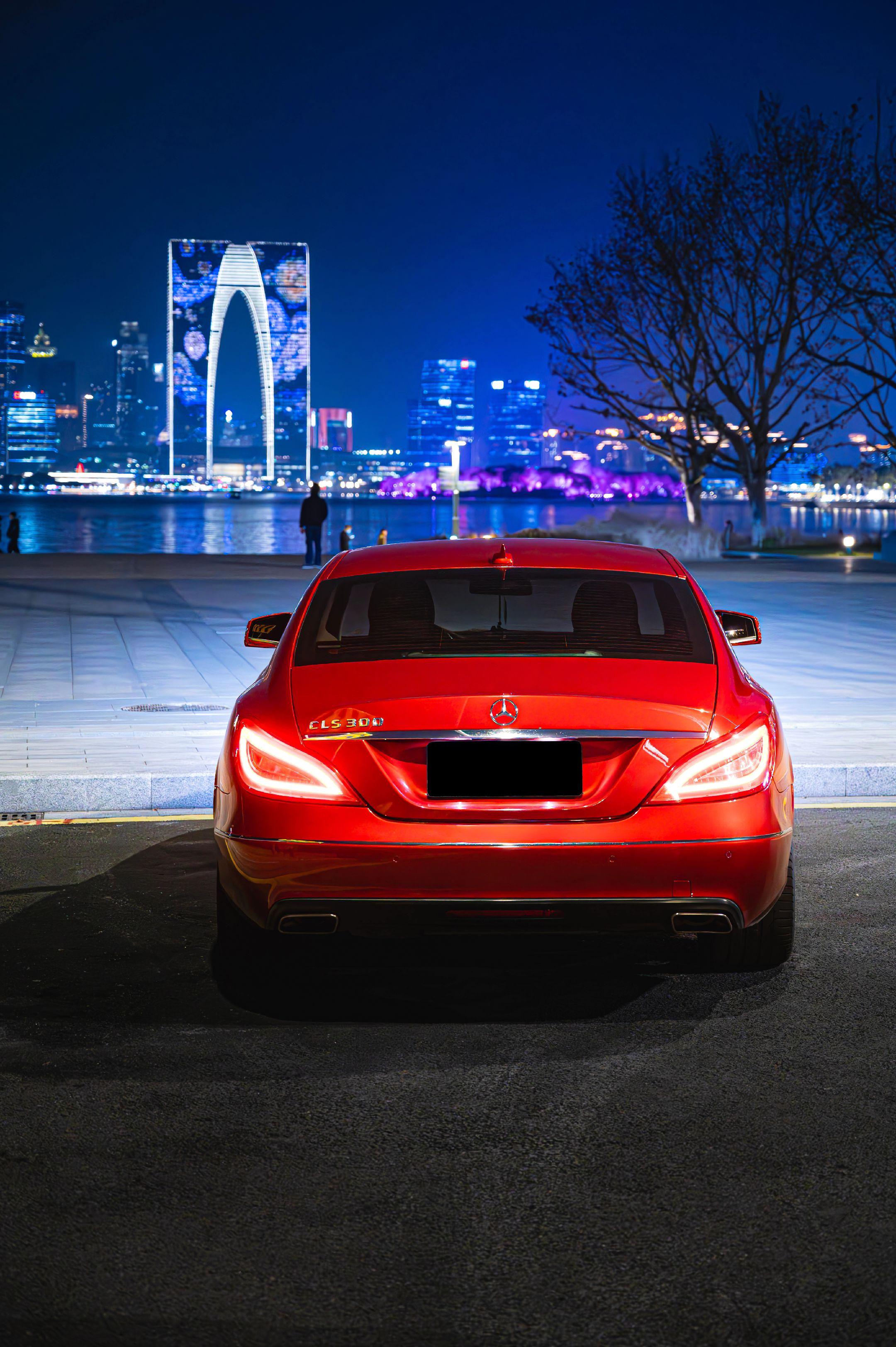 最美的一代奔驰CLS.这一代奔驰CLS真的漂亮，恶魔之眼，配上苏州的夜...