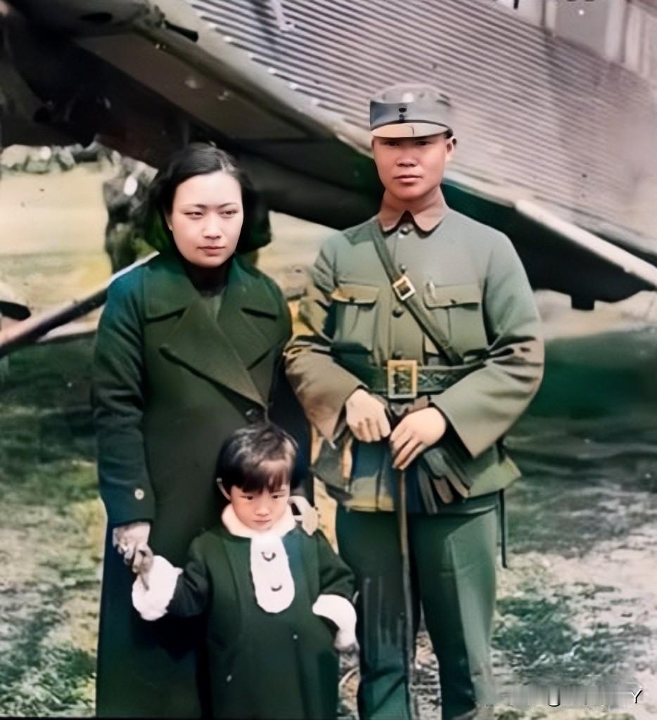 这才是陈诚年轻时的真实貌相，这并非演员饰演的，而是1942年陈诚与妻子谭祥及儿子