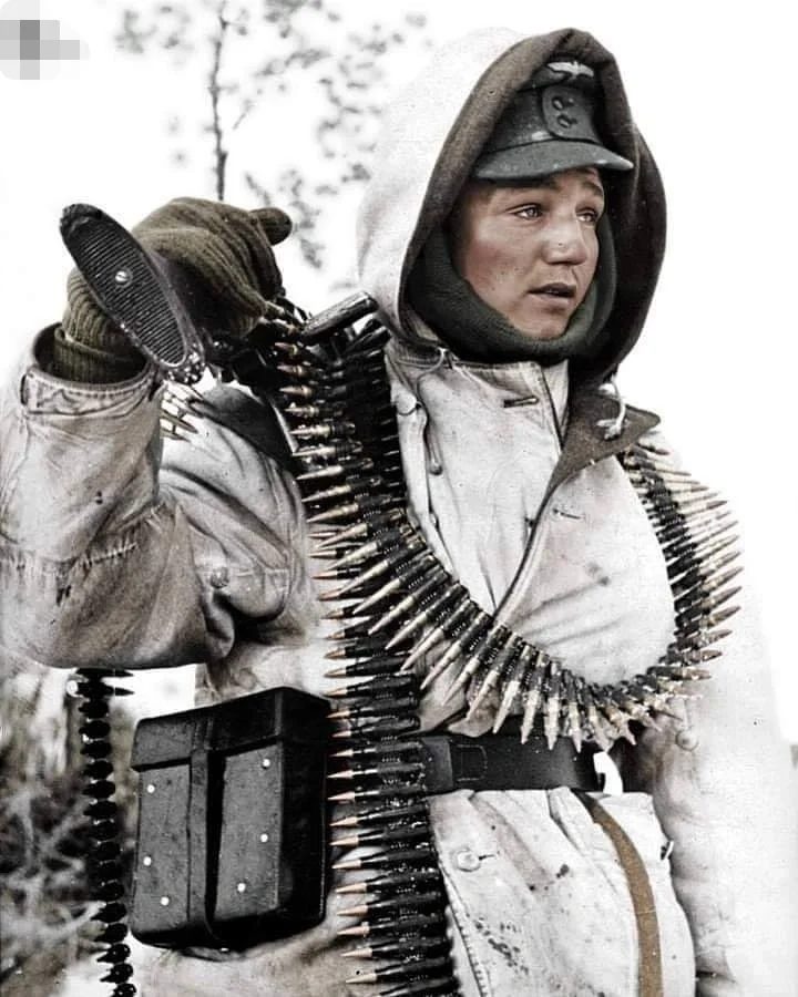 1943年冬天，一名年轻的德国士兵带着他的MG-42机枪在东线。事实证...