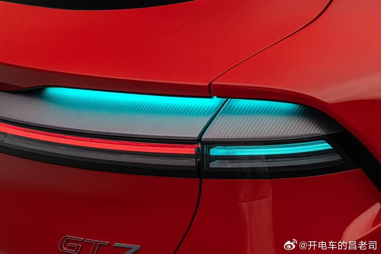 有一说一，这个角度是最好看的，蓝色的漫反射小蓝灯很有特色，红配蓝很大胆啊启境双车