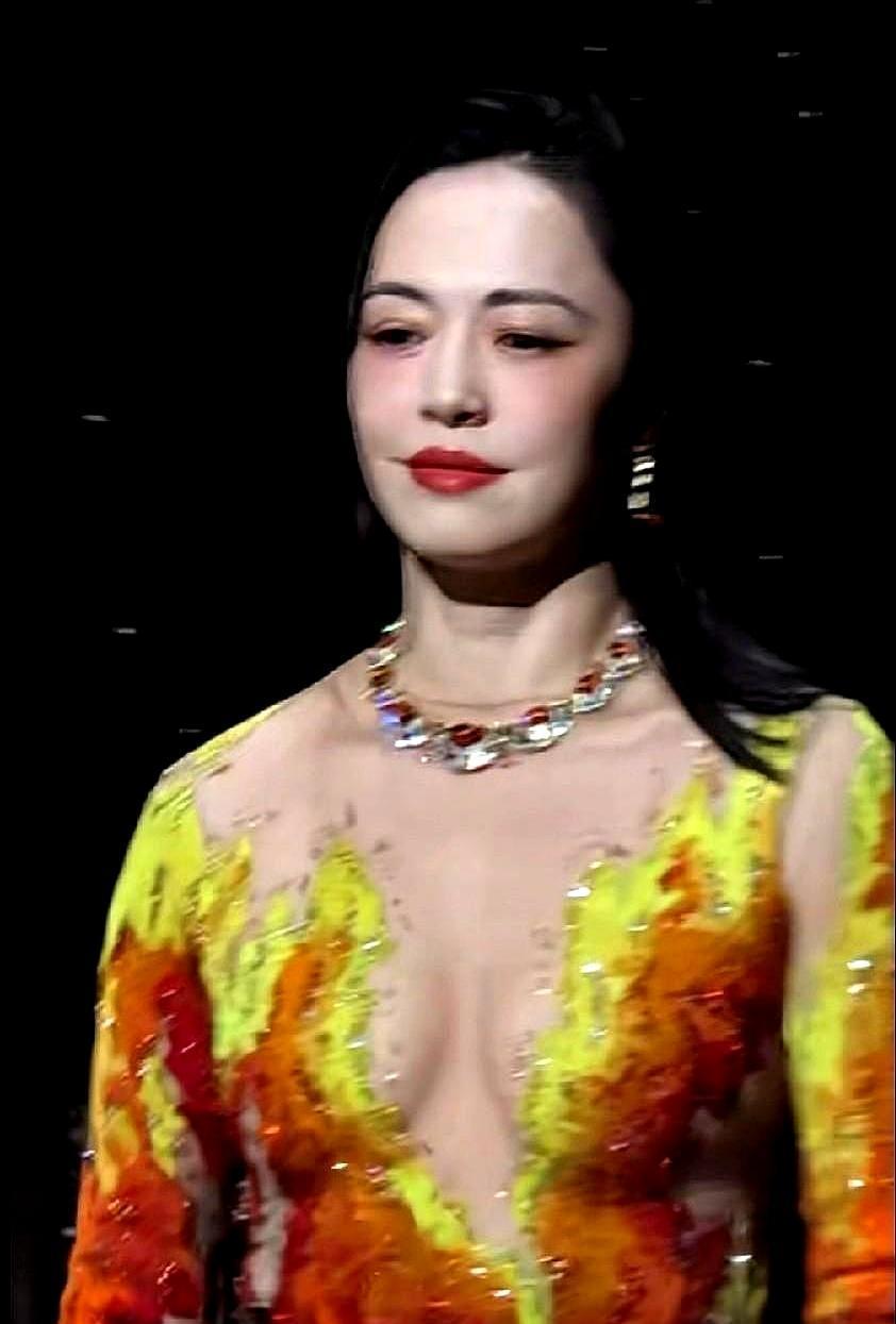 这帮女星，在戛纳红毯上真有点玩不转了。
谁能想到啊，过去十年博眼球的财富密码，突