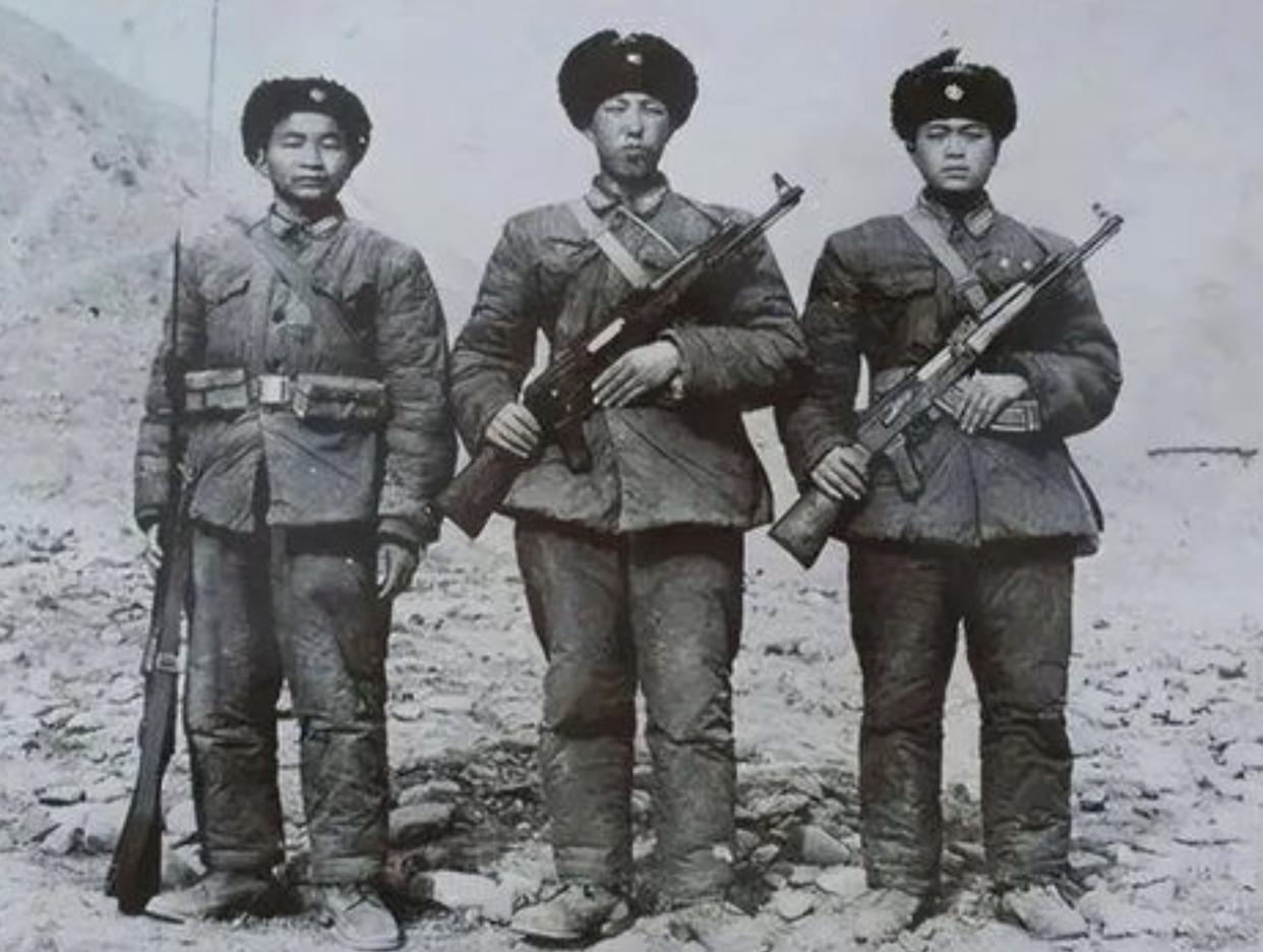 为什么很少有对印自卫反击战的电影？
这么说吧，这三位爷的事迹如果拍成电影的话，百