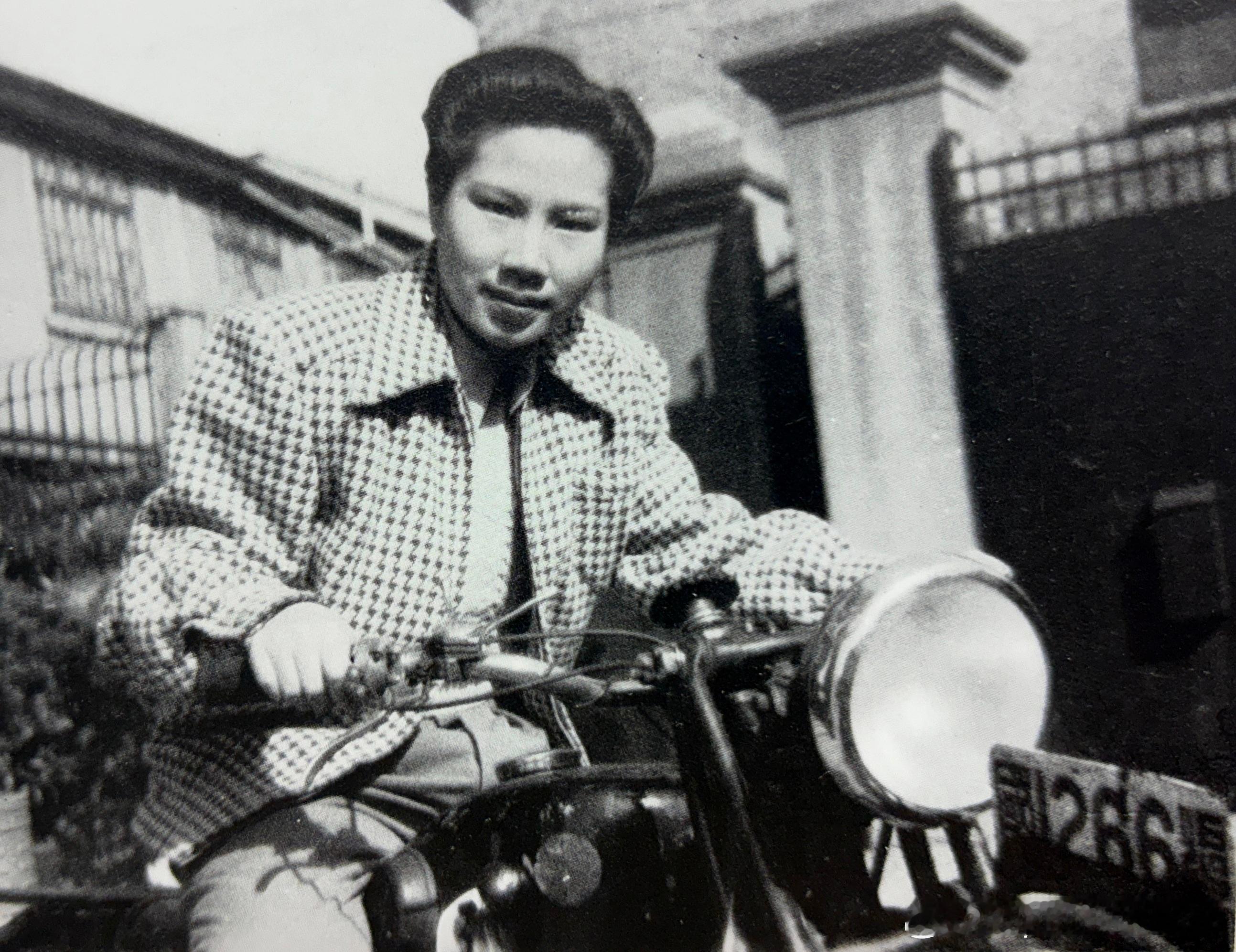 1947年徐玉兰骑摩托车历史影像