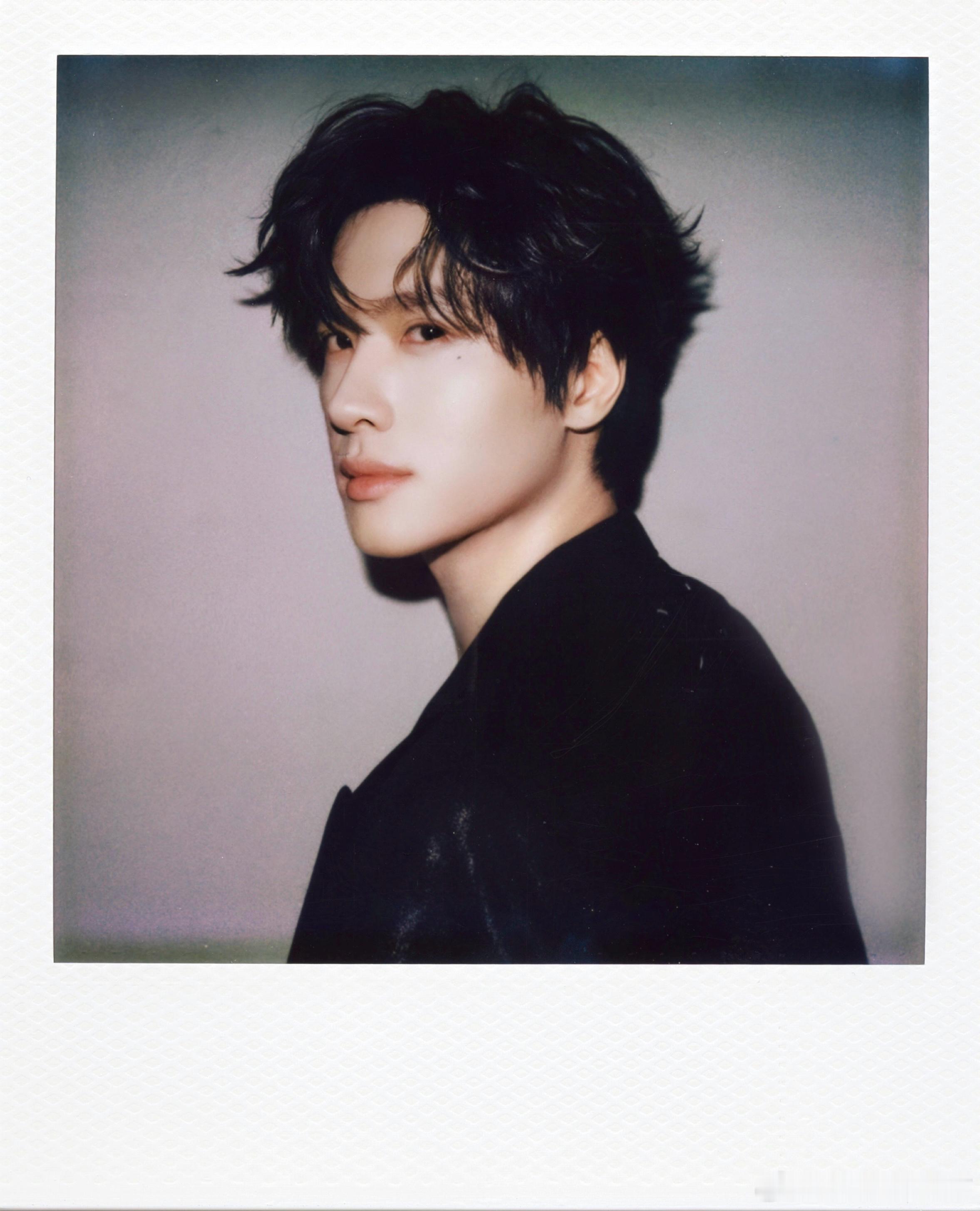 展轩撕拉片展轩赶一赶撕拉片末班车 展轩权威脸在撕拉片里杀疯了！黑红两套造型超带感