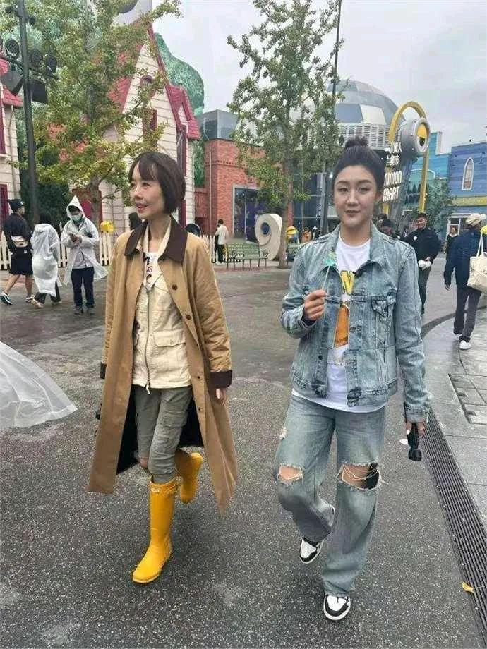 鲁豫被偶遇路人视觉下的鲁豫瘦脱相，差点没认出来，鲁豫依旧保持着她的标志性发型，身