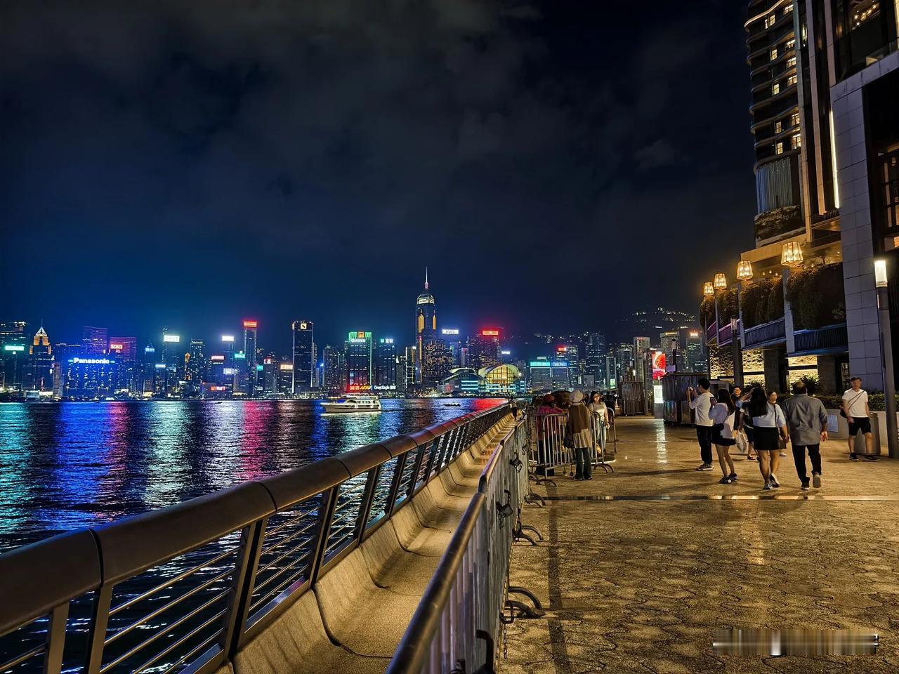 夜阑人静，灯火通明。香港之夜，永生难忘。#维港璀璨夜景# #香港夜景。# #尖沙