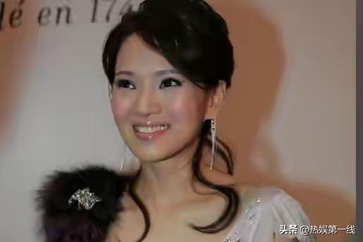 58岁伊能静身价过亿，却为9岁女儿愁眉不展，网友：天下父母都一样
身价过亿、婚姻