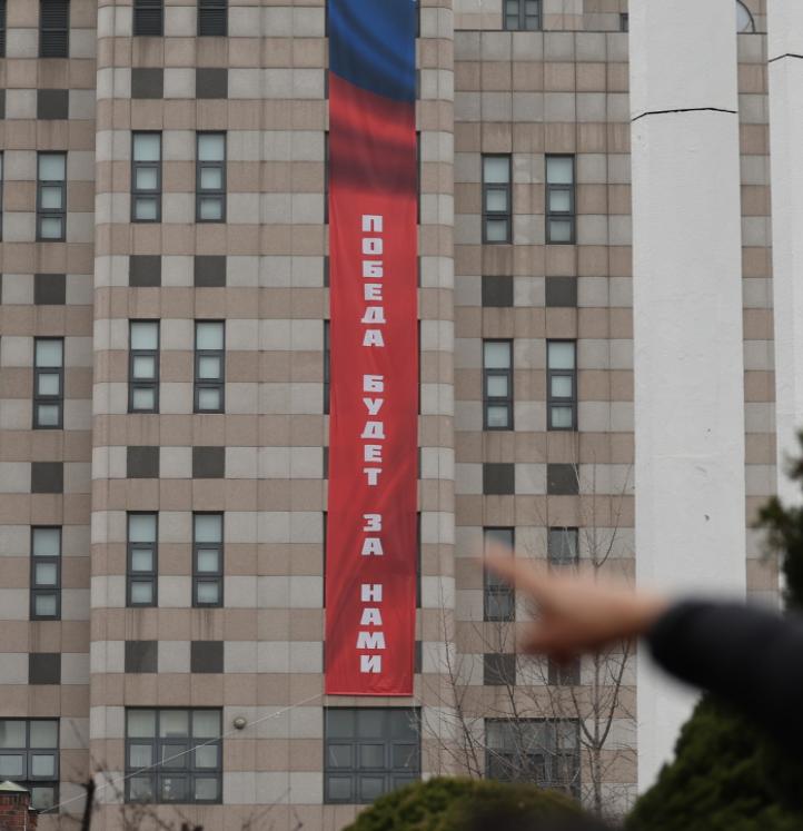 俄大使馆在首尔打出巨幅标语，韩方要求撤下被拒。

据韩国《中央日报》当地时间22