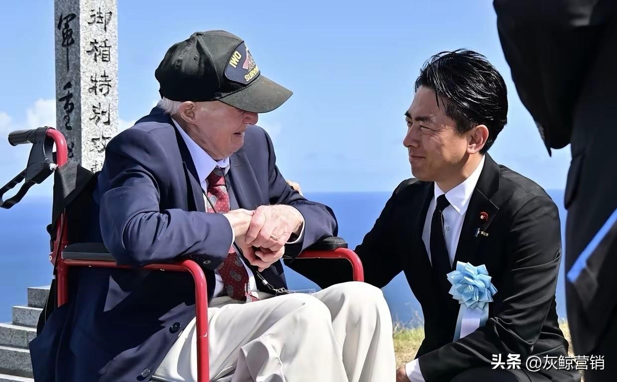 日本防卫大臣和美国“抗日”英雄在一起回顾81年前发生的事情。

在硫磺岛战役结束