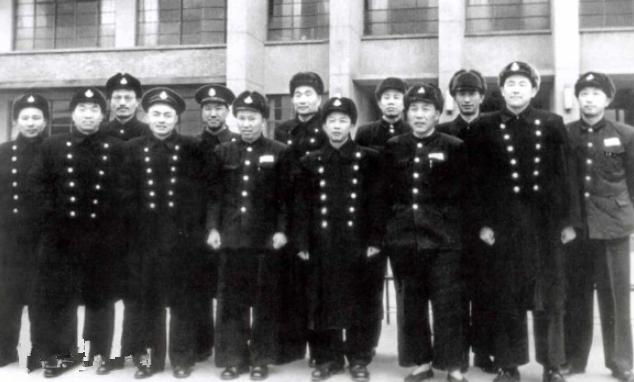 以四野第十二兵团机关为基础，海军组建，司令员是萧劲光。在很多人看来，海军将领大部