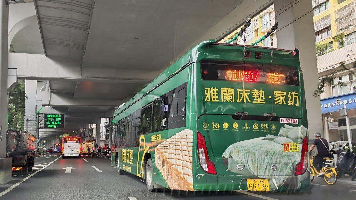 我才留意到，广州最早上路的纯电动车，也就是我们的自带电池无轨电车，原来还是挂着汽